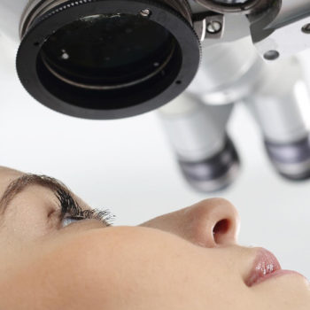 dr-roberto-baquero-ojos-oftalmologia-medico-onftalmologo-bogota-cataratas-especialistas-cirugia-refractiva-especialista-3